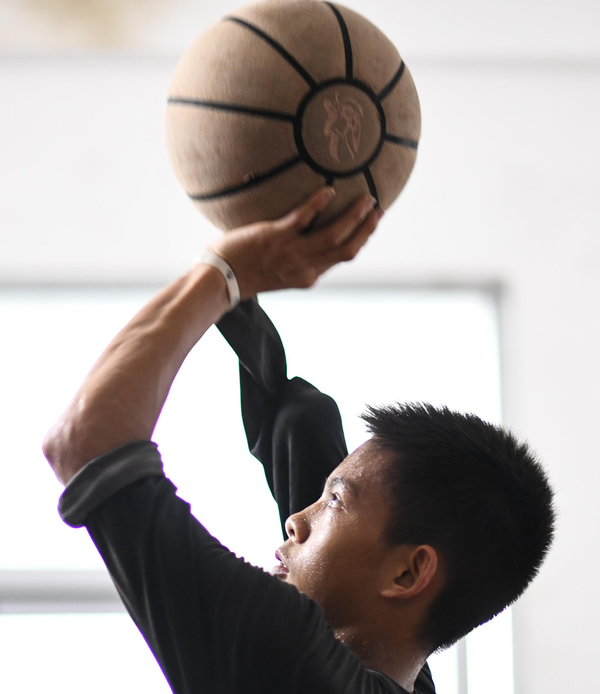 体育丨独臂少年 篮球追梦