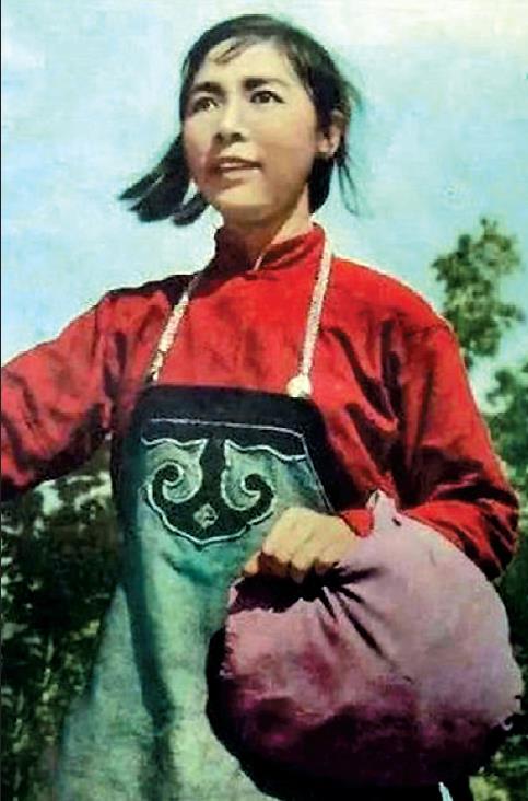 届全国人大代表的她,在会上结识了来自江西的妇女代表刘友秀和范秀英