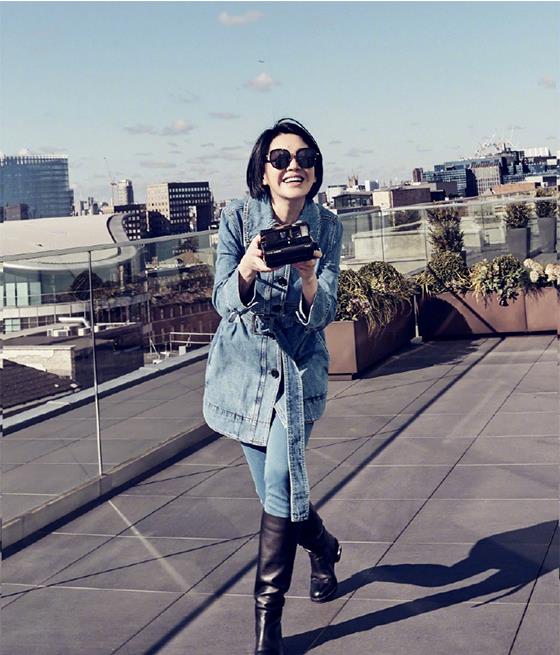 50岁许晴又晒私服照穿镂空上衣搭性感流苏裙尽显女神范儿