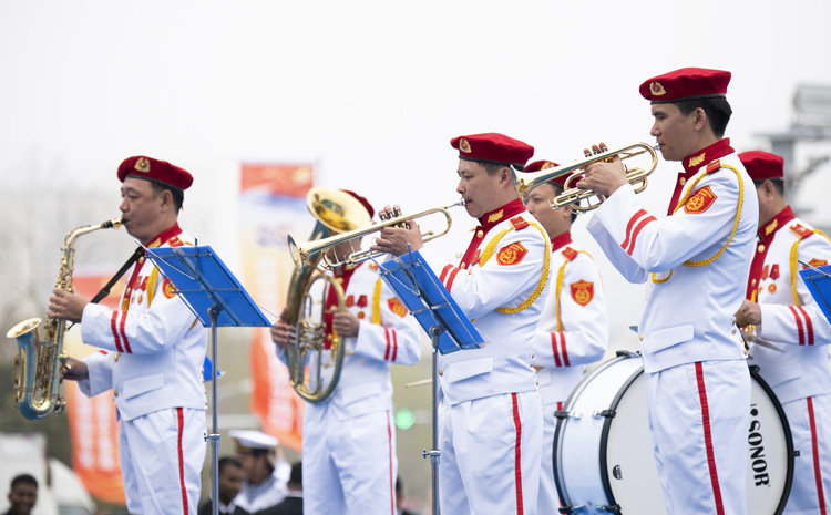 越南海军军乐队登台演奏.孟加拉国海军军乐队登台演奏.