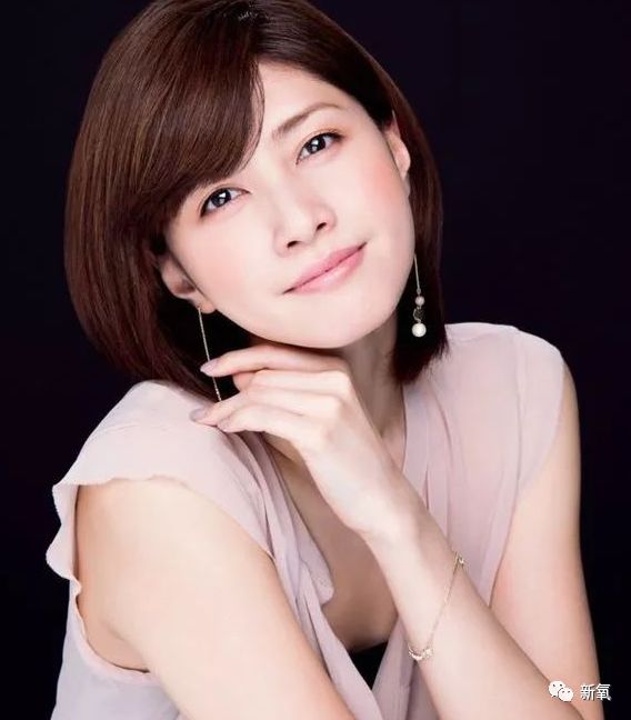 大方承认整出来的短发女神鼻祖43岁依然少女感满满 手机新浪网 大方承认整出来的短发女神鼻祖43岁依然少女感满满 手机新浪网