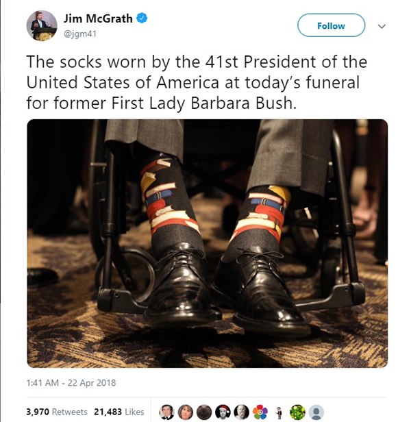 参加夫人葬礼时老布什特意选了一双带书籍元素的袜子   布什家族发言人推特 图