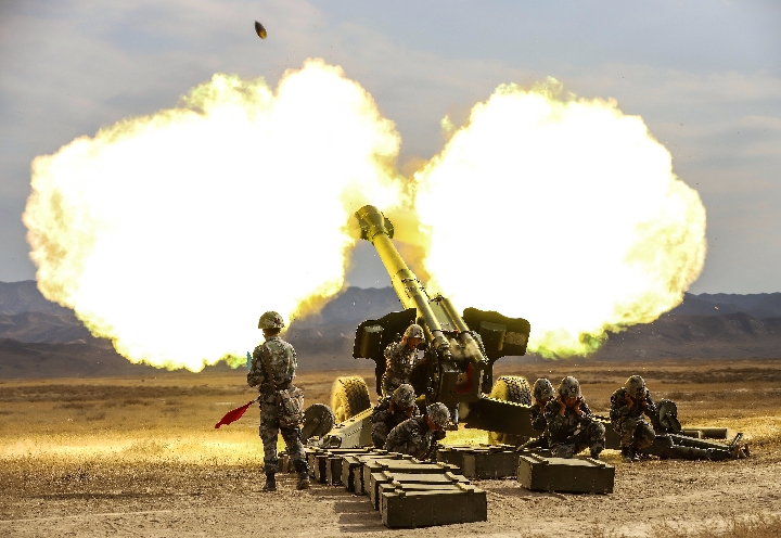 看新疆军区某炮兵团戈壁之上火力全开