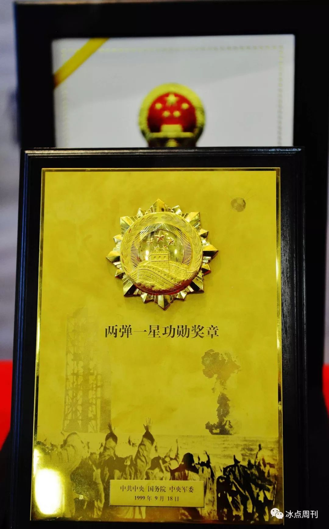 视觉中国供图这枚直径8厘米的奖章是纯金铸造的,重量515克,图案上有