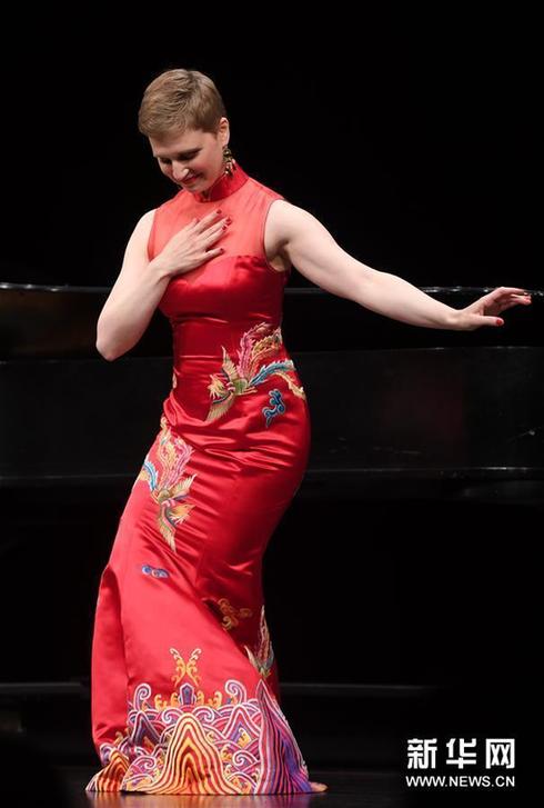 美国女高音歌唱家朱丽叶演唱中国哈萨克族民歌《玛依拉变奏曲》