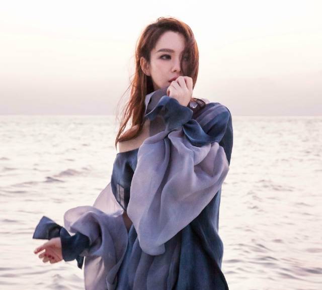 她曾是十八线小明星,却霸气公开整容!