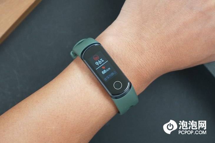 荣耀手环5i评测usb充电无需底座深挖运动健康