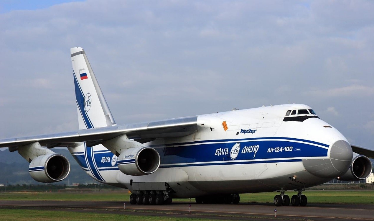 1986年4月24日《参考消息》报道,苏联的安-124——世界上最大的飞机已