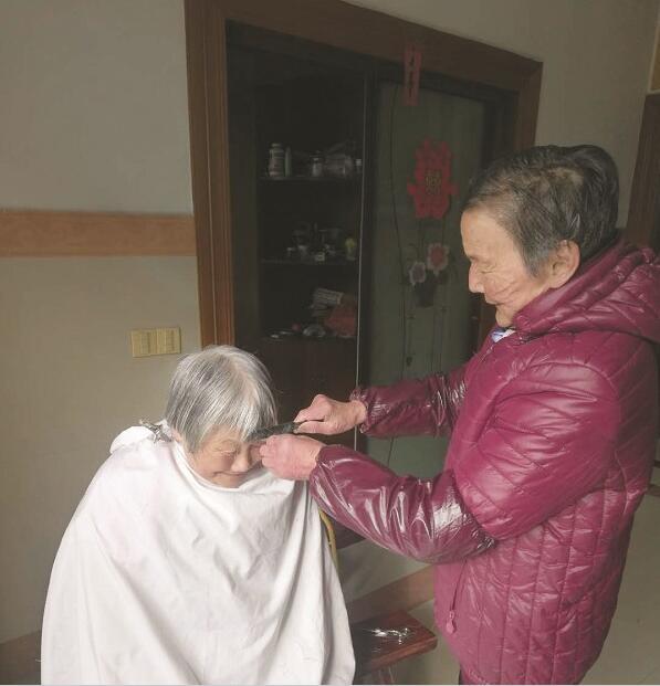 自己买来梳子和刀片,对着镜子琢磨着修剪头发