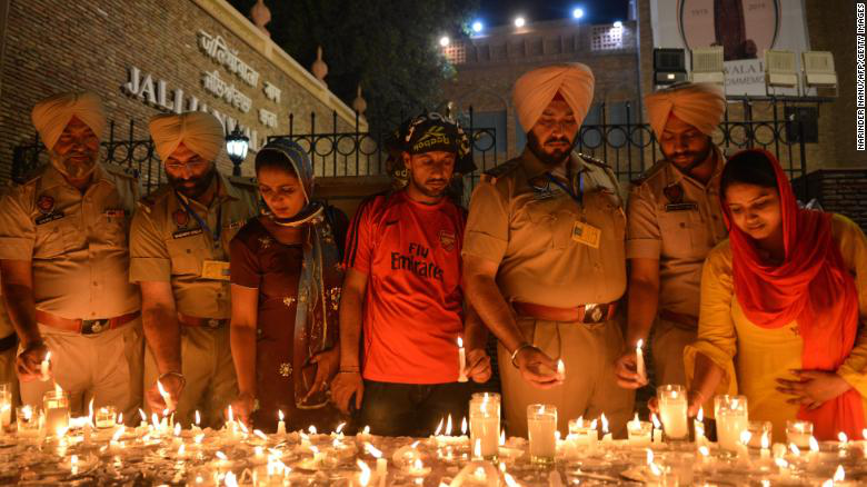 （印度警方及民众在阿姆利则点燃蜡烛，纪念大屠杀遇难者。 图源：CNN）