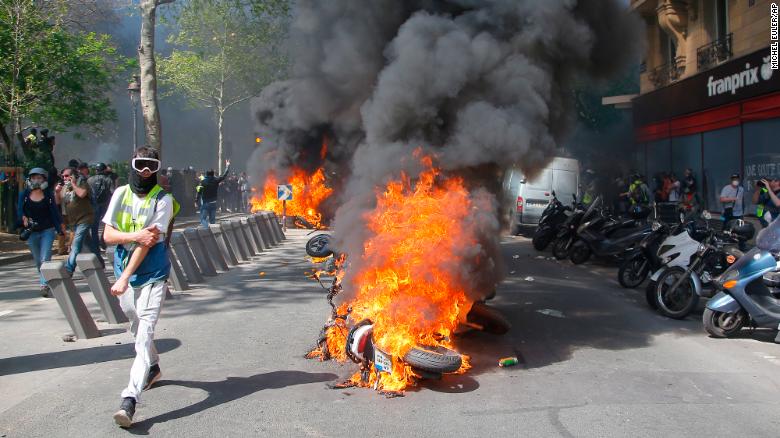 （法国第23周“黄马甲”游行示威、图源：CNN）