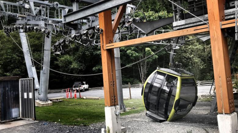 一辆“海天缆车”坠落在地上,图源:CNN
