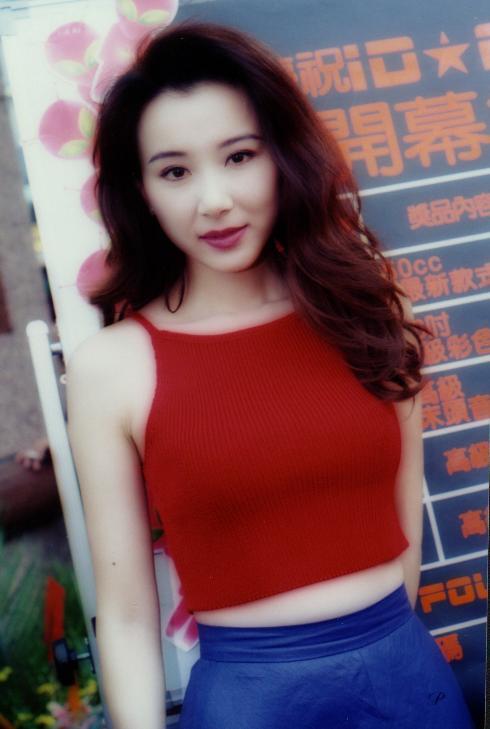 萧蔷年轻时清丽可人,五官精致,美得不可方物