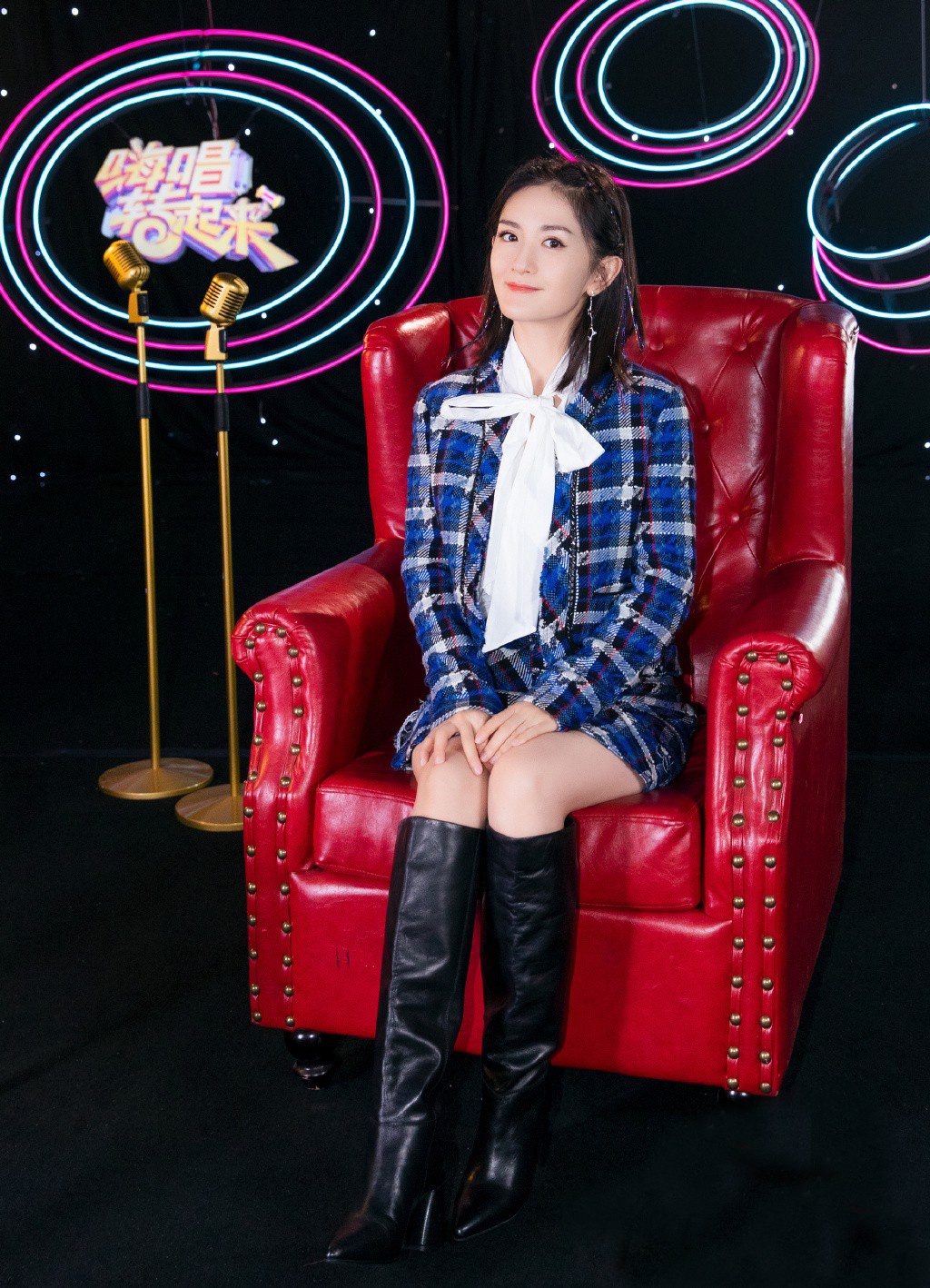 谢娜瘦回颜值巅峰,穿格子套装配高筒靴,减龄可爱双腿更堪比少女