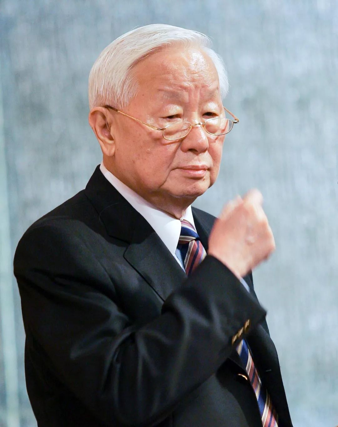 56岁创业,87岁"裸退",他是半导体教父,他的公司曾称霸全球