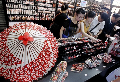 2010年8月5日，为期四天的“2010上海国际礼品展”在上海世贸商城开幕，其中日本礼品行业的80多家企业“组团”亮相成为展会的一大亮点。