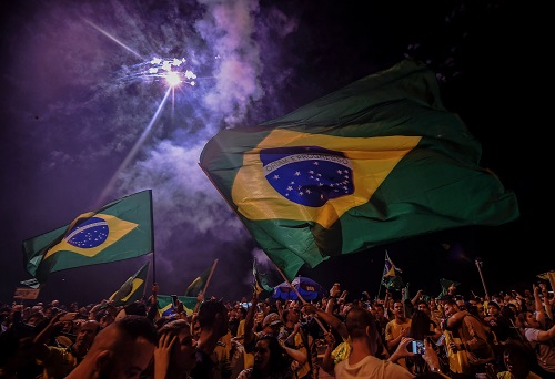 博索纳罗的支持者28日在里约热内卢庆祝其胜选（法新社）