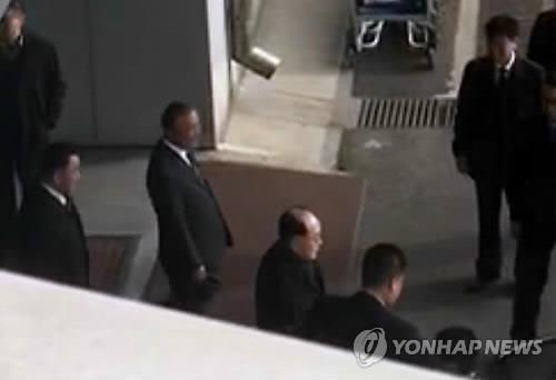 11月20日，朝鲜最高人民会议常任委员会委员长金永南（左三）抵达北京首都机场。（韩联社）