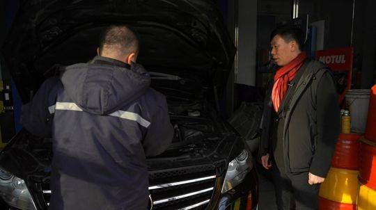  1月9日，长途行车前，李军把车开到汽修店做保养
