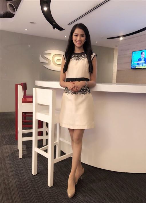 台湾女主持人:台湾女主持胸前出现“吉娃娃” 网友笑坏了(图) 李文仪透露:所有的同事最近看到我都叫我“吉娃娃”。