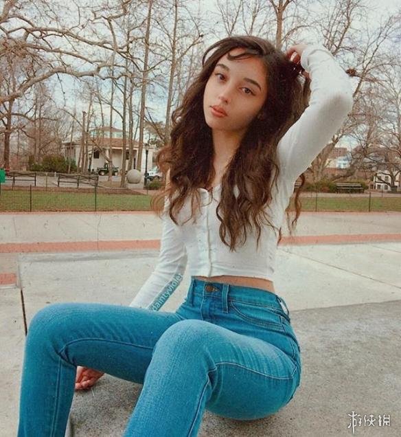 外国精灵daintyviolet新照眼神骚气令人心痒难耐