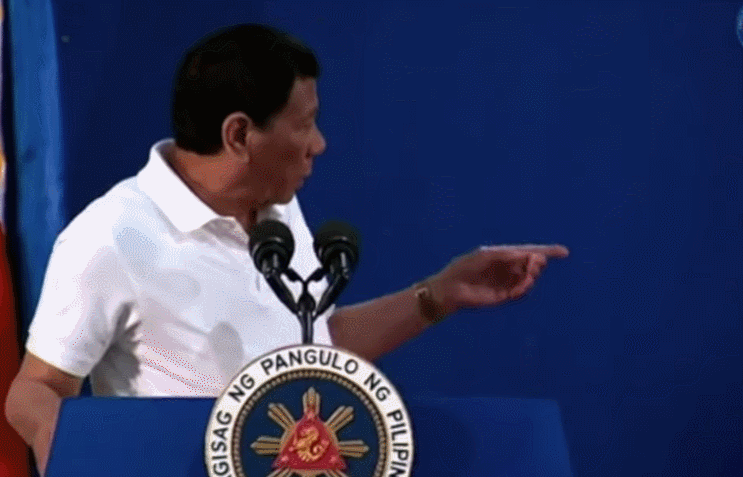 杜特尔特演讲被壁虎打断，转身拿它开玩笑。（菲律宾ABS-CBN新闻网视频截图）