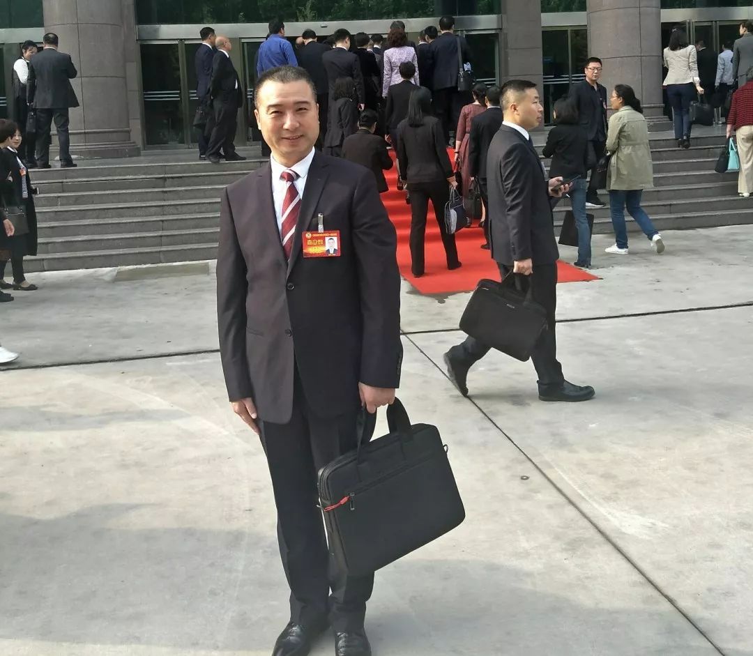 记者在河南省周口市郸城县东风乡张关庙小学见到郑州市政协常委张新东