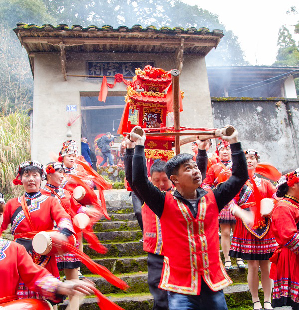 大山深处的畲族民俗舞火凤