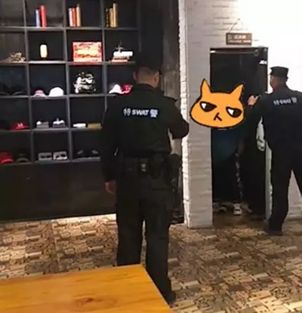 女子商场内当众半试穿拒不付款 特警使出催泪弹