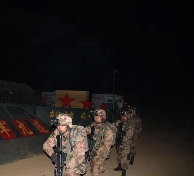 解放军夜战精英都用啥?单兵装备堪称豪华,火力更是令人直呼过瘾|自动步枪_新浪新闻