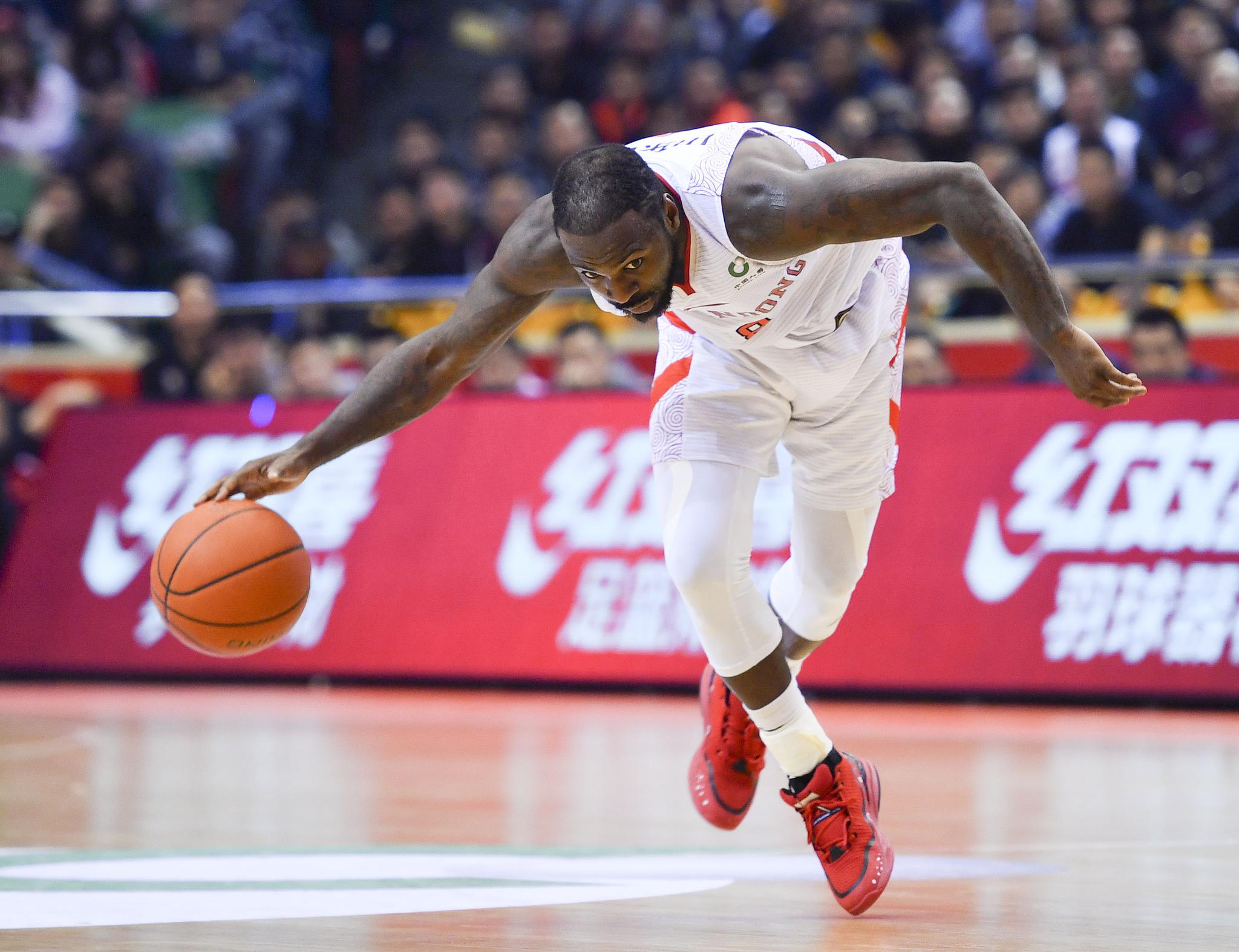 福建男篮签下前美职篮球员泰·劳森