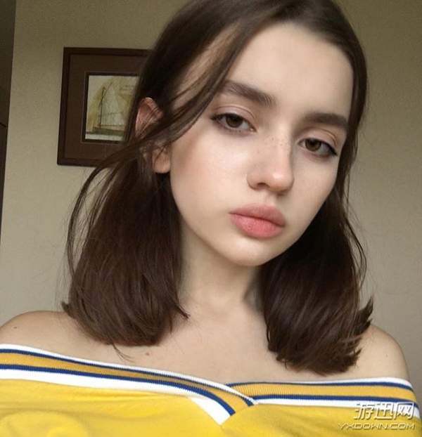 发育逆天战斗民族15岁少女颜值爆表前凸后翘超有料