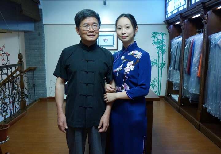 去年,采访了7年的老包厂长就给记者引荐了90后新厂长——他的女儿包蕾