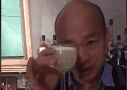 韩国瑜在直播中品酒 视频截图
