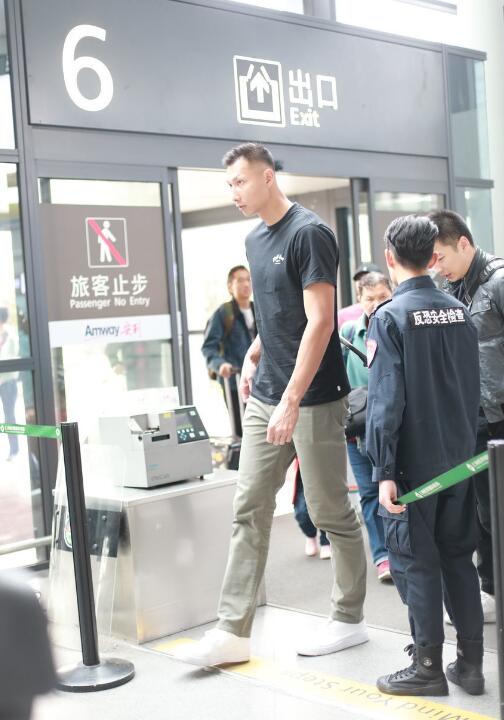 易建联机场偶遇李根 他俩聊的该不会是辽宁吧?