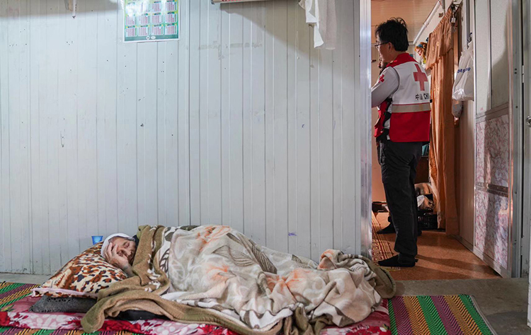 中国红十字会工作人员进入流离失所者聚居区，考察评估当地人道主义需求。