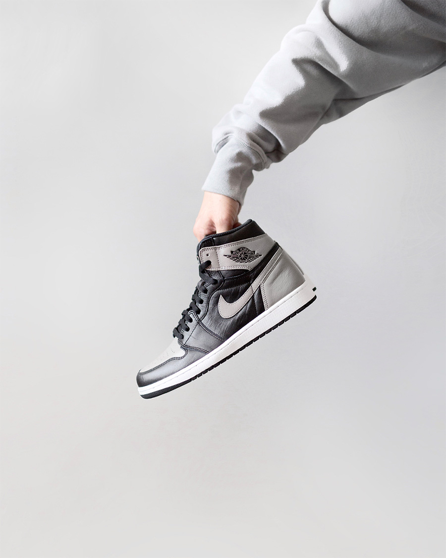 为了不跟其他明星撞鞋,冠希哥最新 aj 上脚,显得有些独立独行!