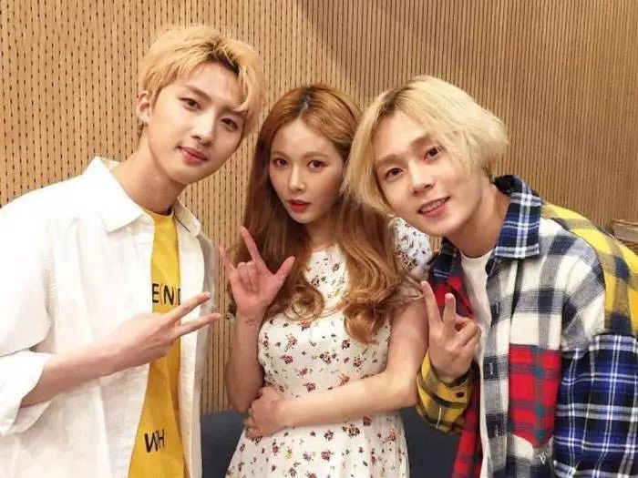 两人本是同公司前后辈的关系,因为限定组合"triple h"被分到一起,最近