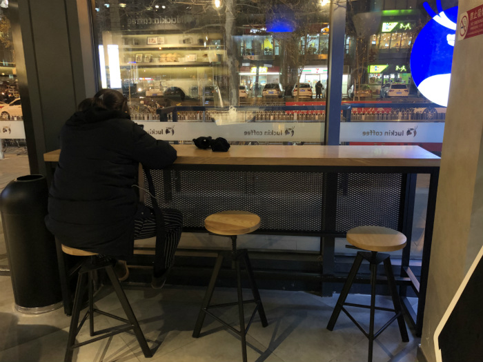 (一家瑞幸咖啡快取店 徐徘徊/拍摄)