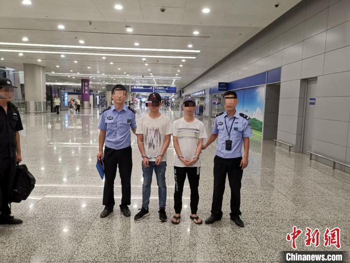 两网络诈骗嫌疑人偷渡出国后生活艰苦想自首警方辗转一月接回