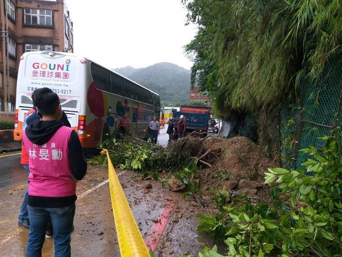 基隆市源远路旁山壁22日早有土石崩落。（图：台湾《联合报》/记者邱瑞杰 摄）