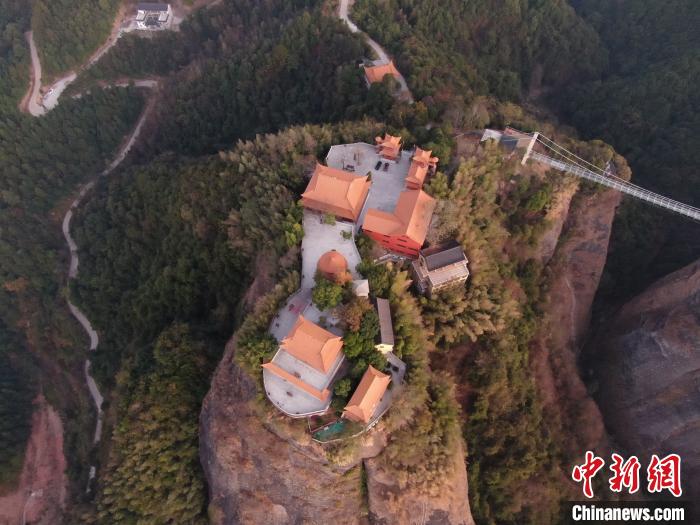 姜涛 摄11月24日,航拍位于江西省全南县天龙山,清晨山间薄雾轻笼,如