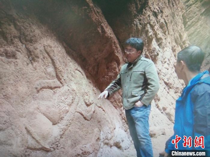 feitian 新疆库车大峡谷在崖壁首次发现飞天浮雕壁画 (王建强 摄)