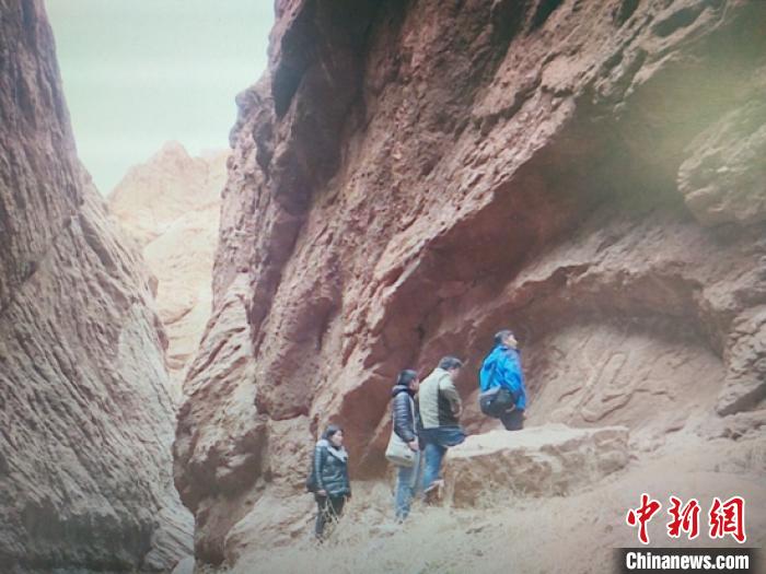 feitian 新疆库车大峡谷在崖壁首次发现飞天浮雕壁画 (王建强 摄)
