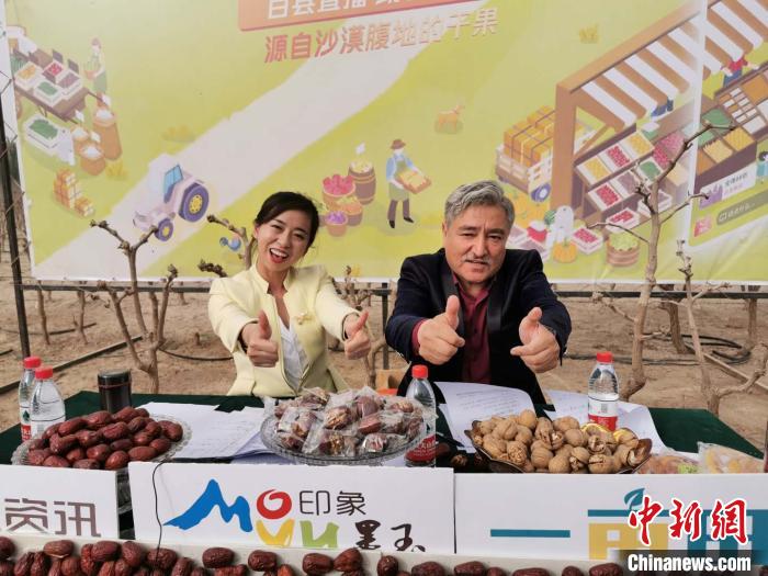 朱红杰) "要想脑子好,墨玉核桃枣"……12日,在新疆和田地区墨玉县的百