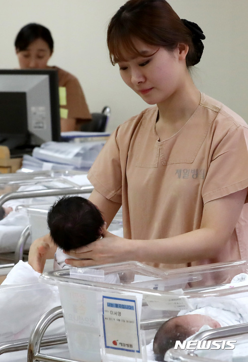  韩国一家医院的新生儿室（纽西斯通讯社）