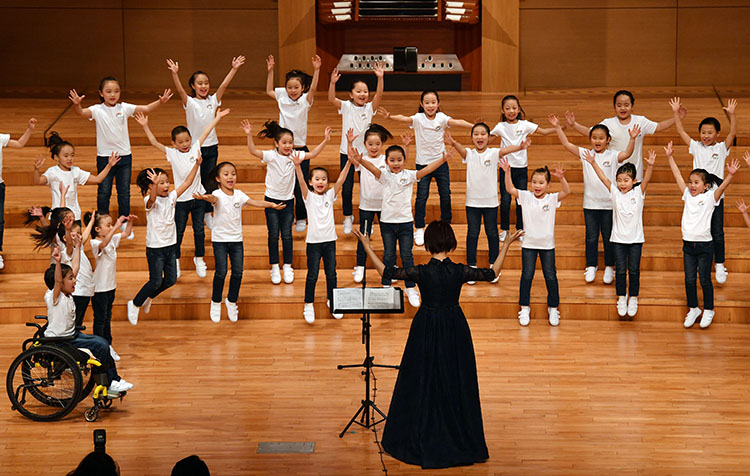 现玚| 童声唱响春天|童声|合唱团|童心_新浪新闻