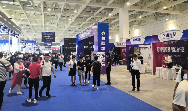 房展会现场还有外星人出动楼盘引客放大招优惠力度空前