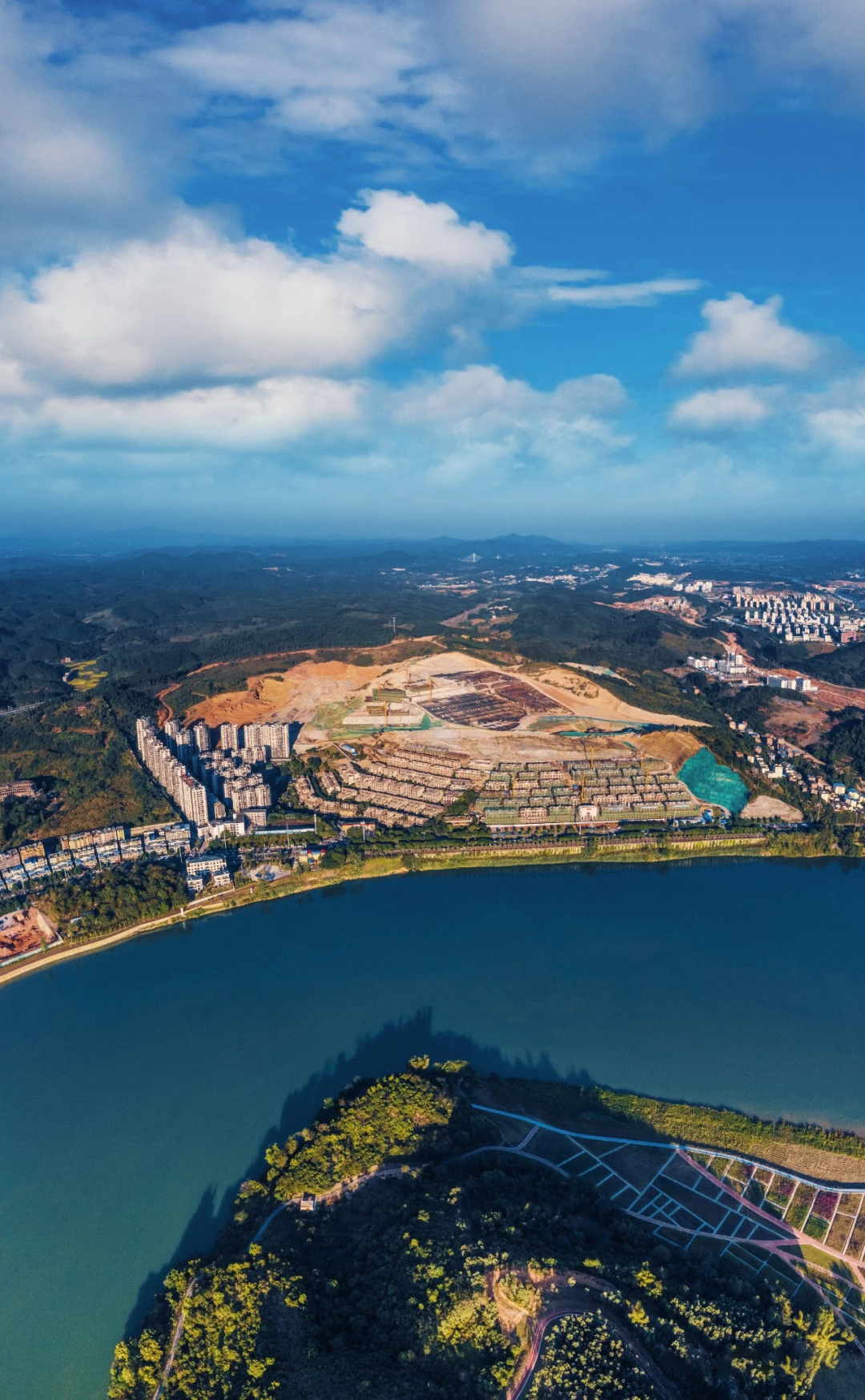 中海半山壹号位于民族大道和仙葫大道之间,紧邻观澜溪谷及江山墅(江山