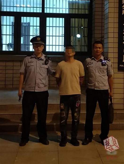 逃犯假期潜逃回家被抓 问警察"你们国庆不休息吗"
